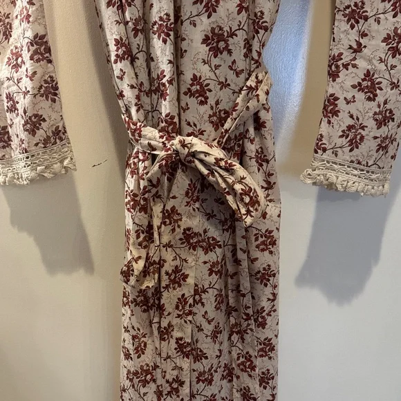 Doen Cream Maxi Dress with Burgundy Floral Print and Lace Trim - Picture 4 of 7